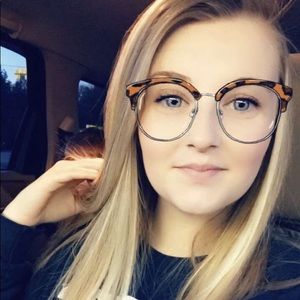 Meet your Posher, Emileigh